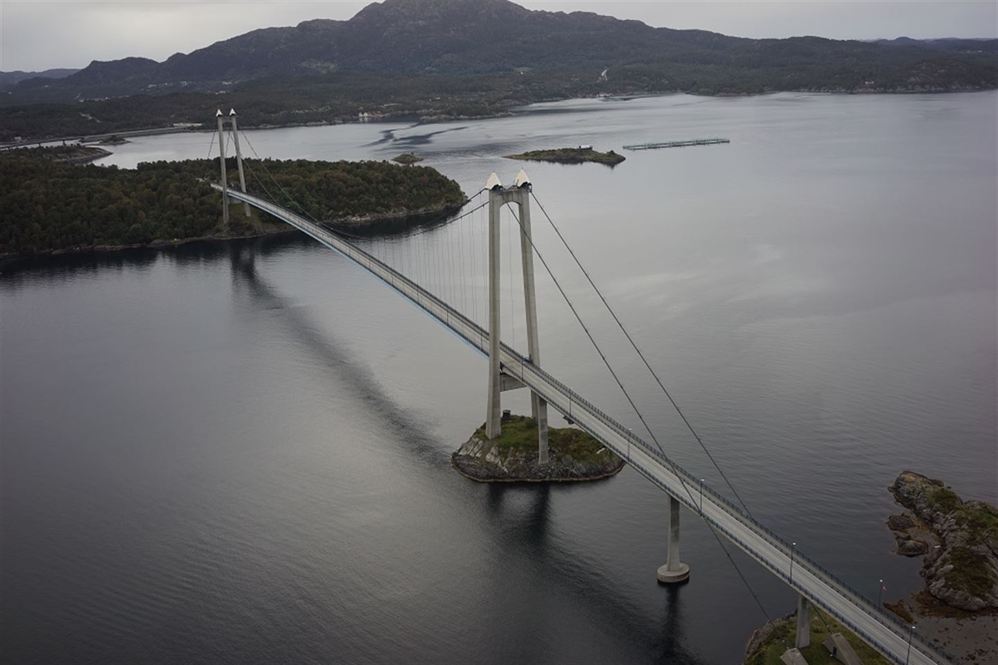 Flyfoto av Bømlabrua.