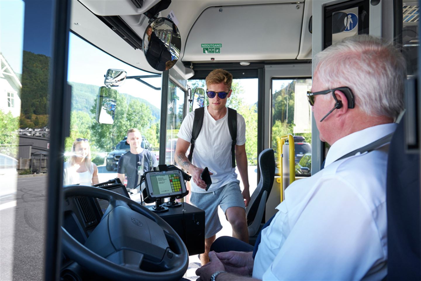 foto av ungdom som er på veg inn i ein buss