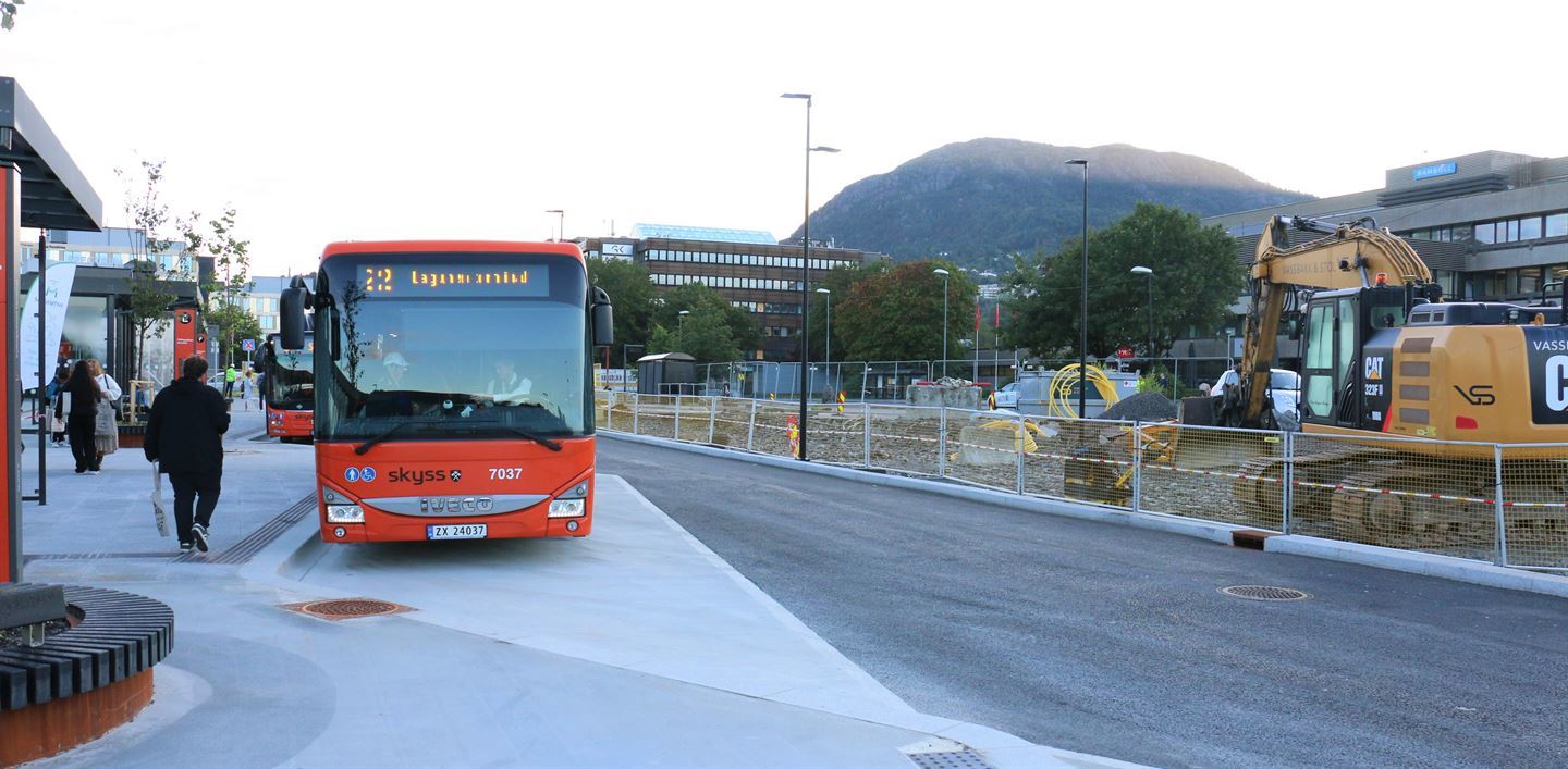 Parkert raud buss. Foto.