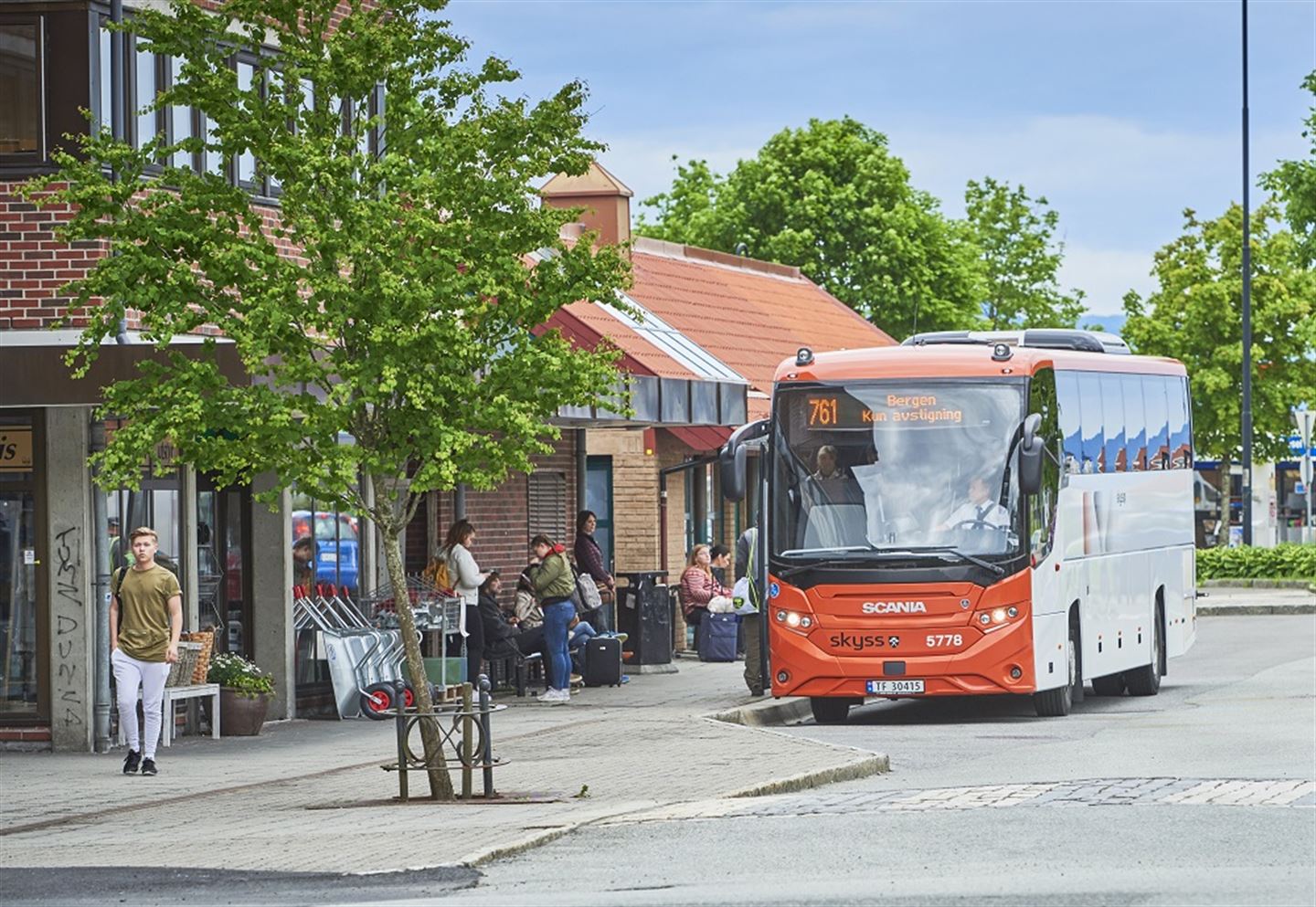 Buss ved busstopp i sentrumsgate.