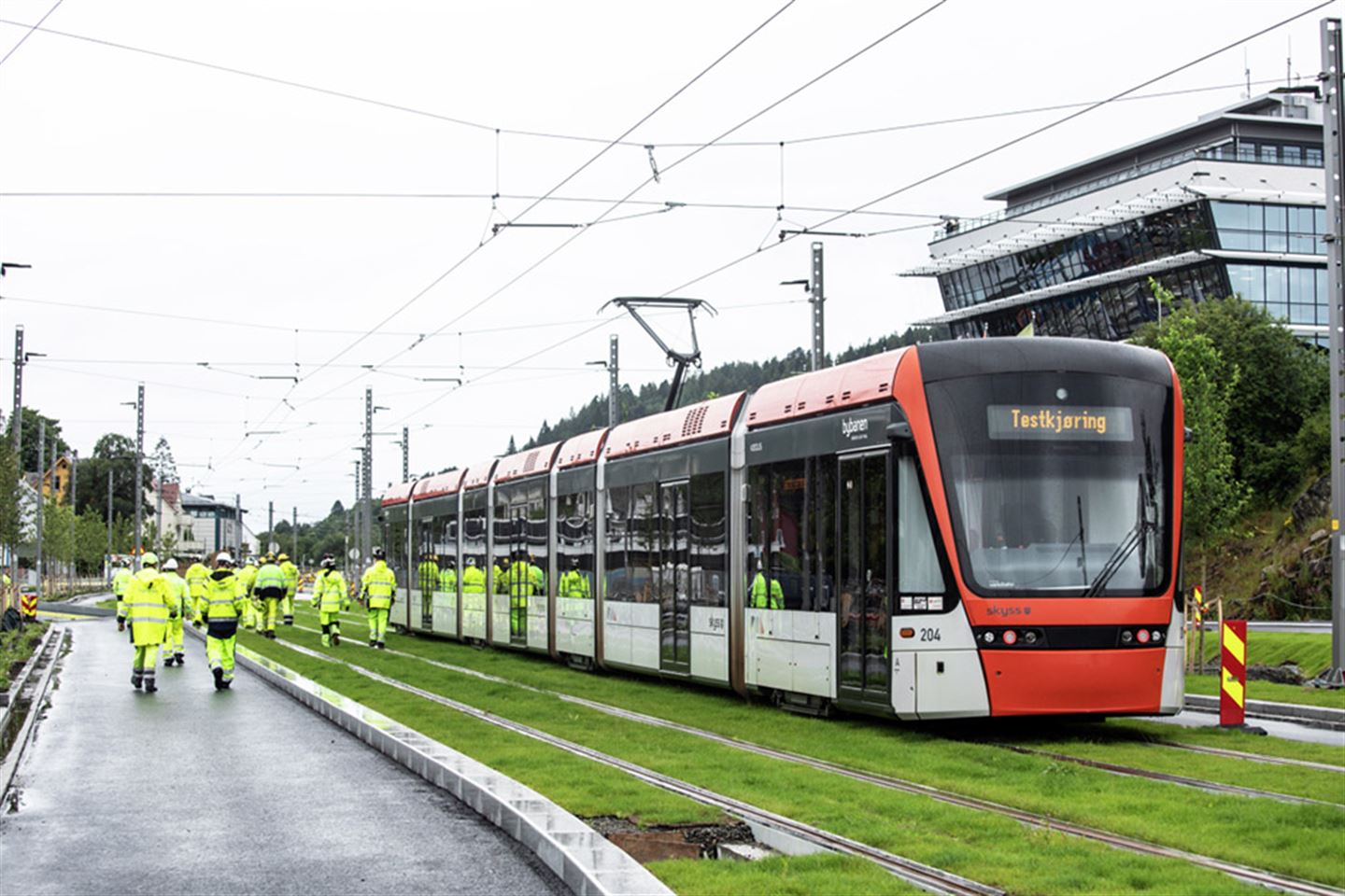 Arbeidarar med arbeidskle ved bybane. Foto