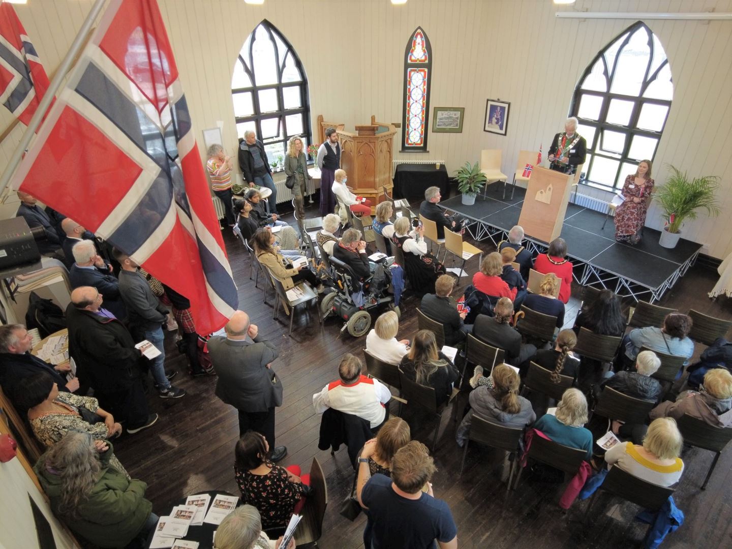 Bilete av fylkesordførar som taler til ei forsamling i kyrkja.