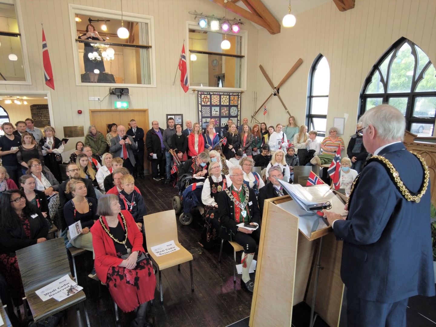 Mann taler til forsamling i kyrkja. Foto.