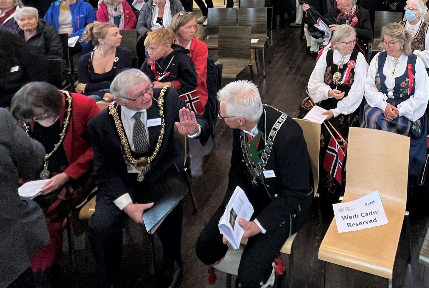 Fylkesordførar Jon Askeland i samtale med Lord Mayor of Cardiff, Rod McKerlich. Foto.