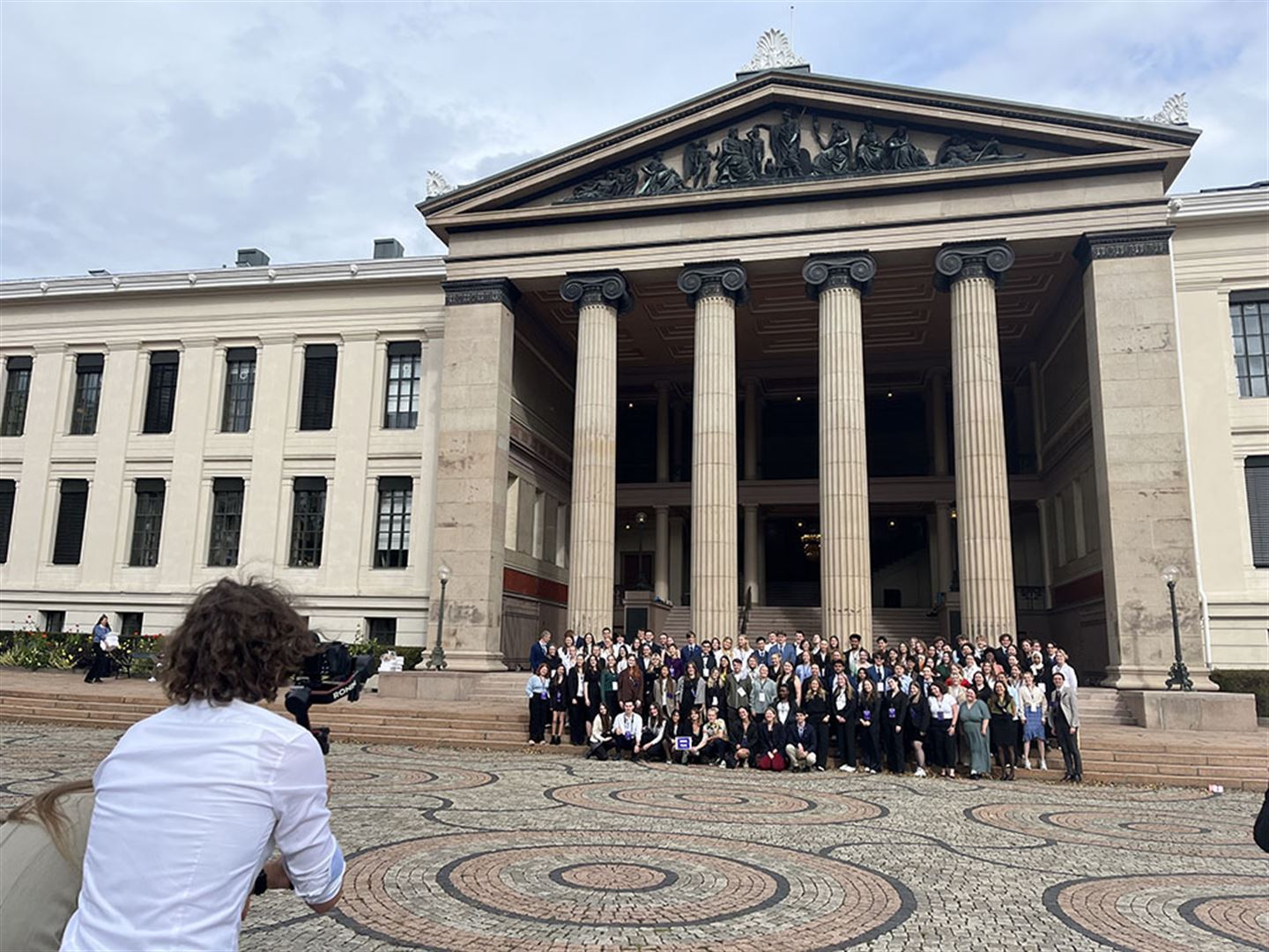 deltakarane på europeisk ungdomsparlament 2022 samla framfor Universitetet i Oslo