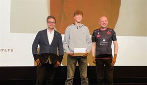 Stian Davies, Julian Lærkerød og Frank Willy Djuvik på scenen med stipendet til Julian.