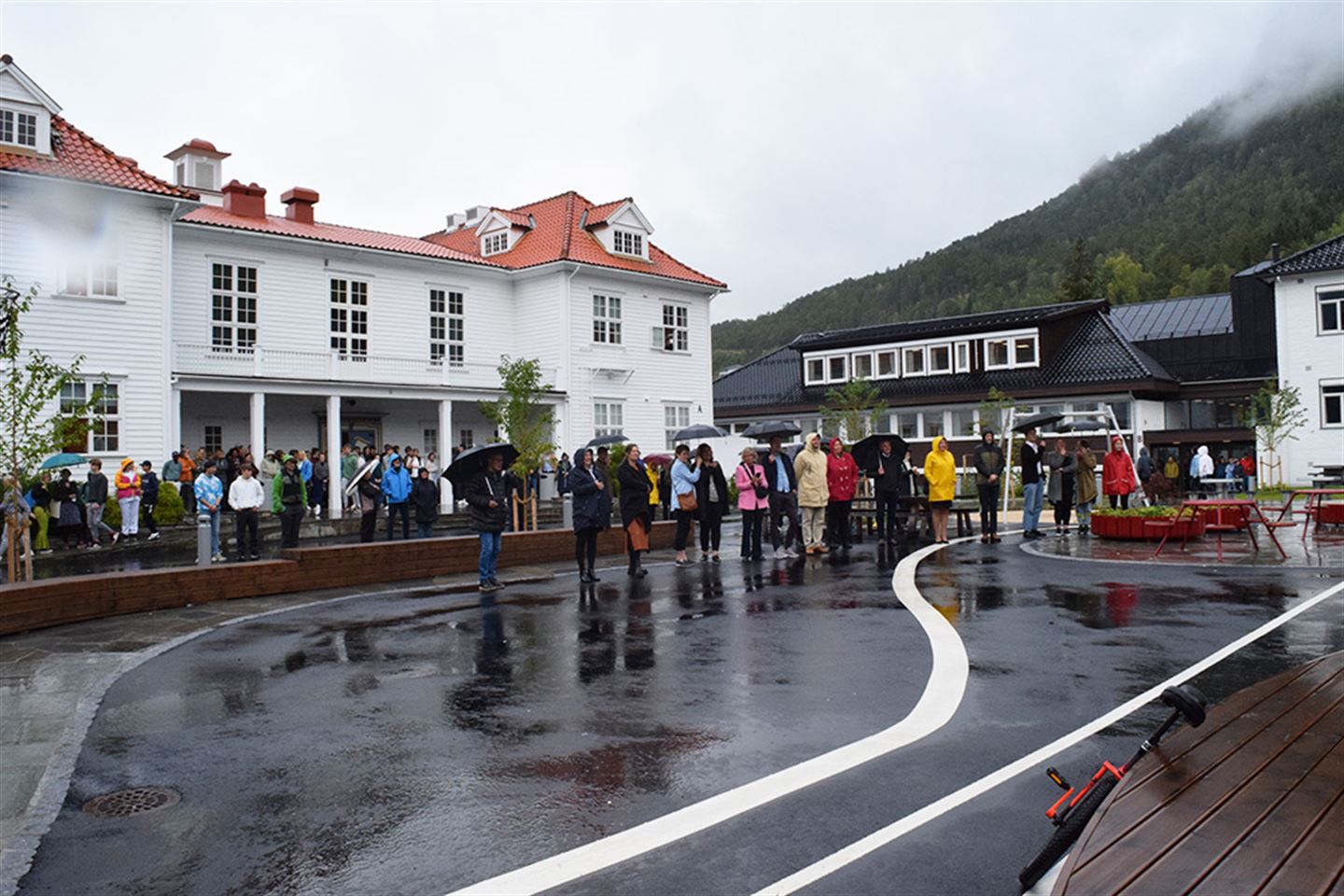 foto av mange folk framfor hovudbygningen på Firda vgs.