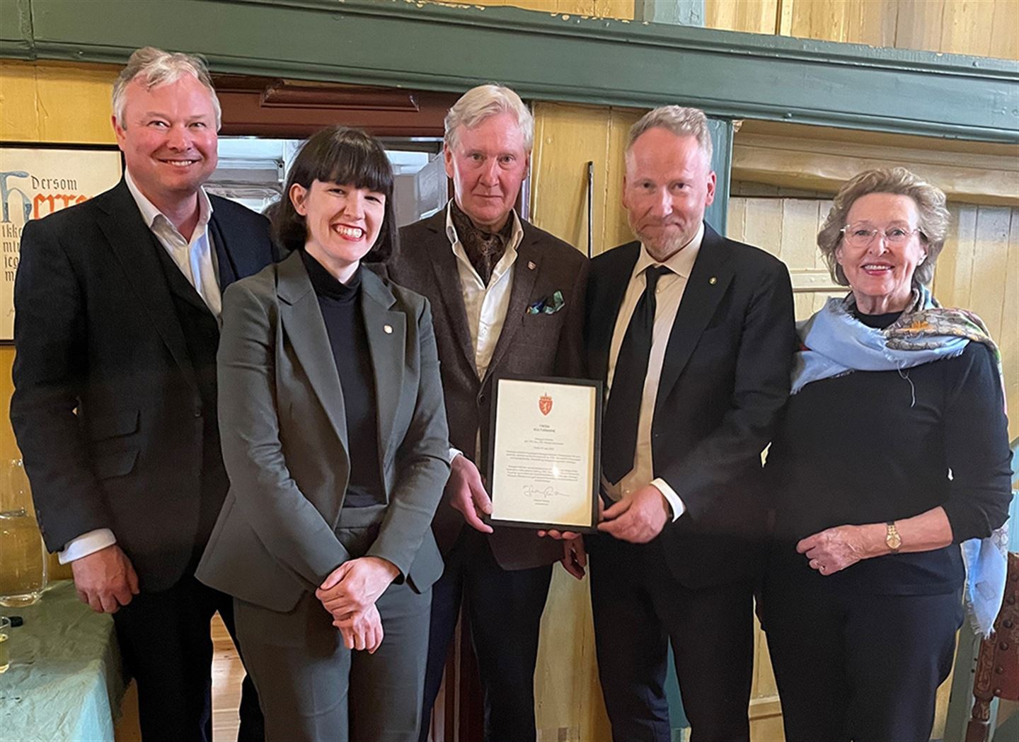 foto frå fredingsmarkeringa for Stranges Stiftelse. Fem personar: David Aasen Sandved, Katrine Nødtvedt, Lars-Jørgen Dahl, Audun Skeidsvoll og Inger-Lise Skarstein