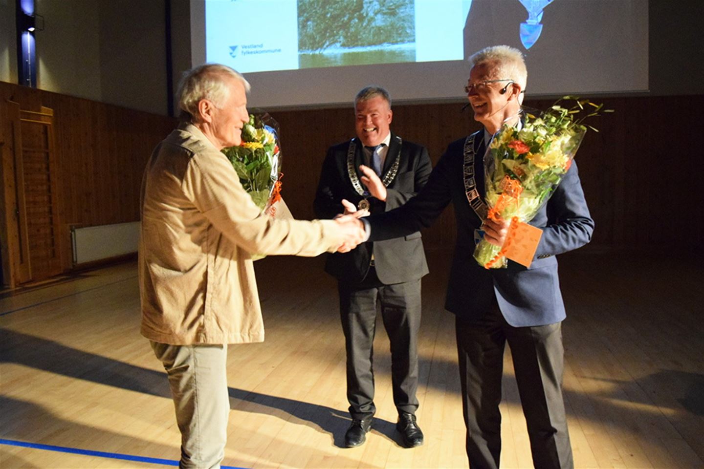 foto av fylkesordførar Jon Askeland, ordførar i Luster, Ivar Kvalen, og Trygve Martinussen