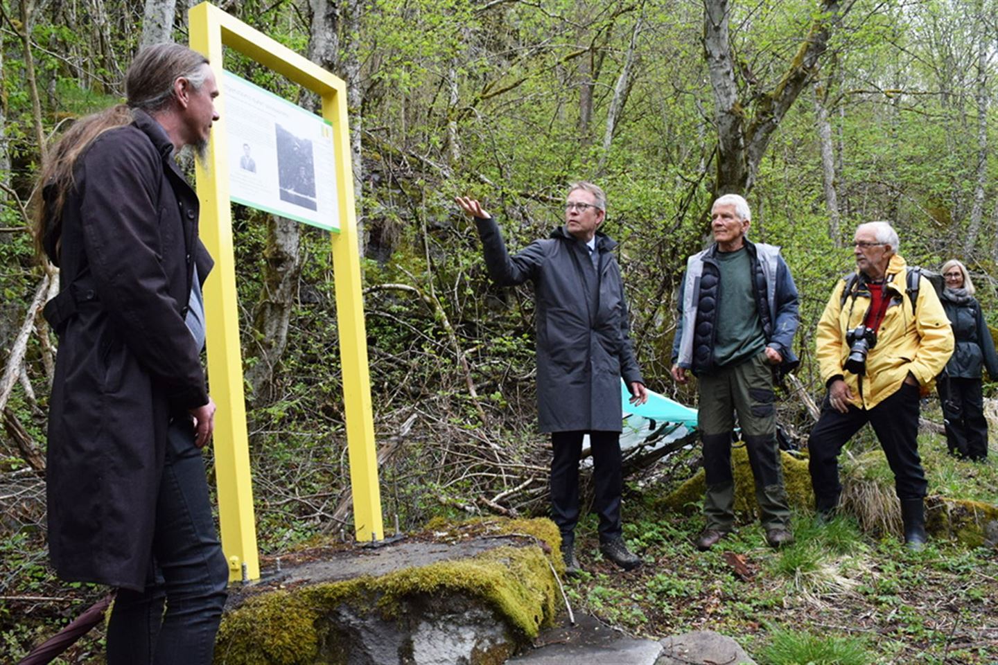 foto av avduking av skilt på vegen til Wittgensteinhuset