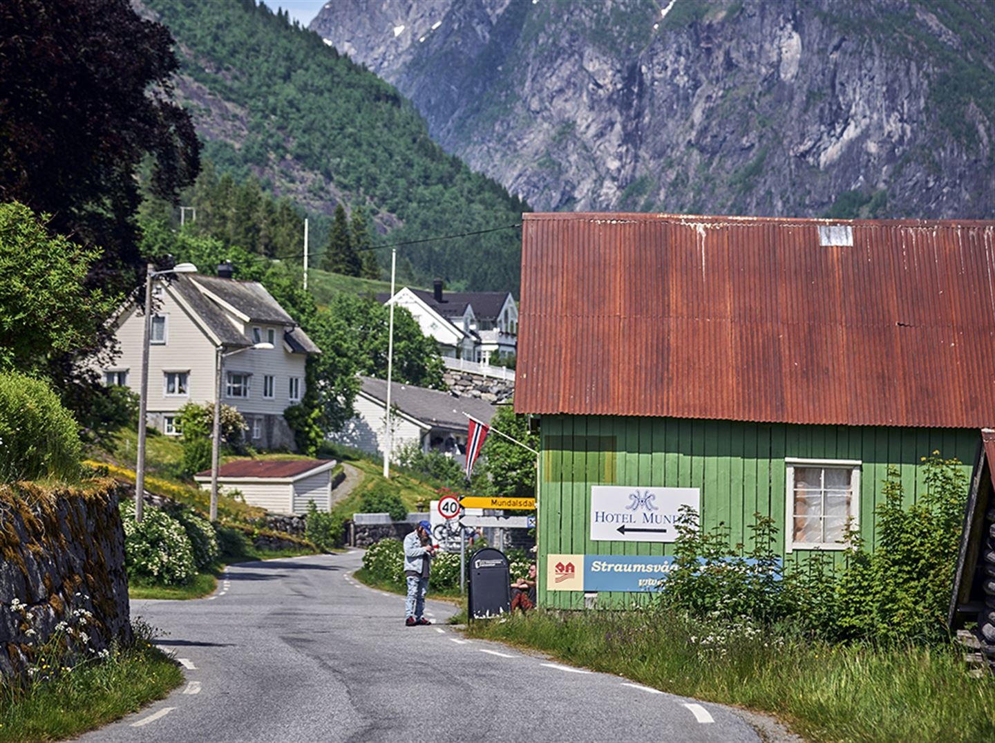 foto frå Fjærland, syner vegen gjennom bygda og nokre hus