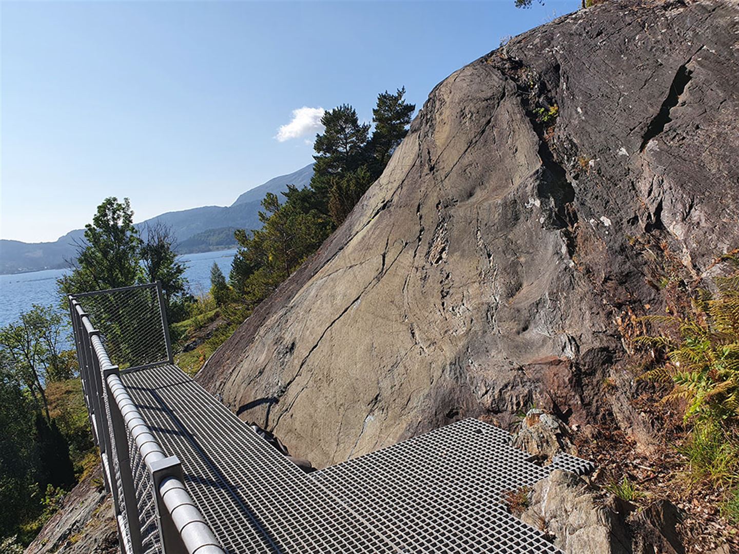 foto som syner tilrettelegginga med ramper ved bergkunstfeltet på Vangdal i Kvam