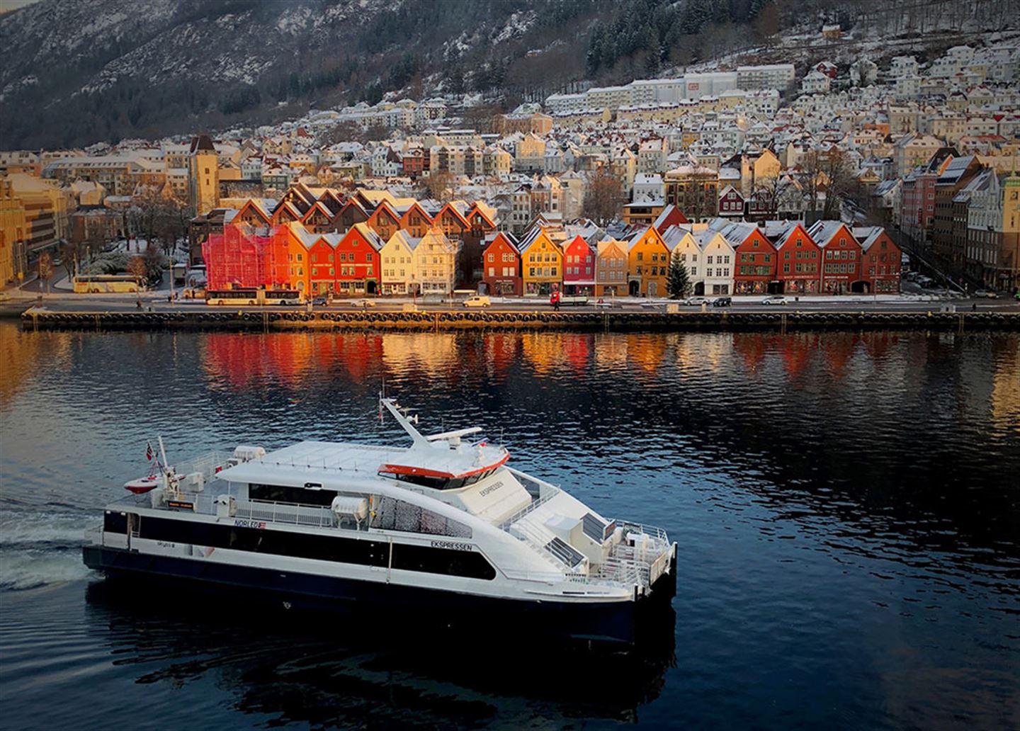 foto av hurtigbåt sjøen framfor Bryggen på kveldstid