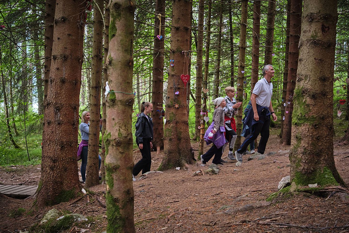 foto av barn og unge på tur i ein skog