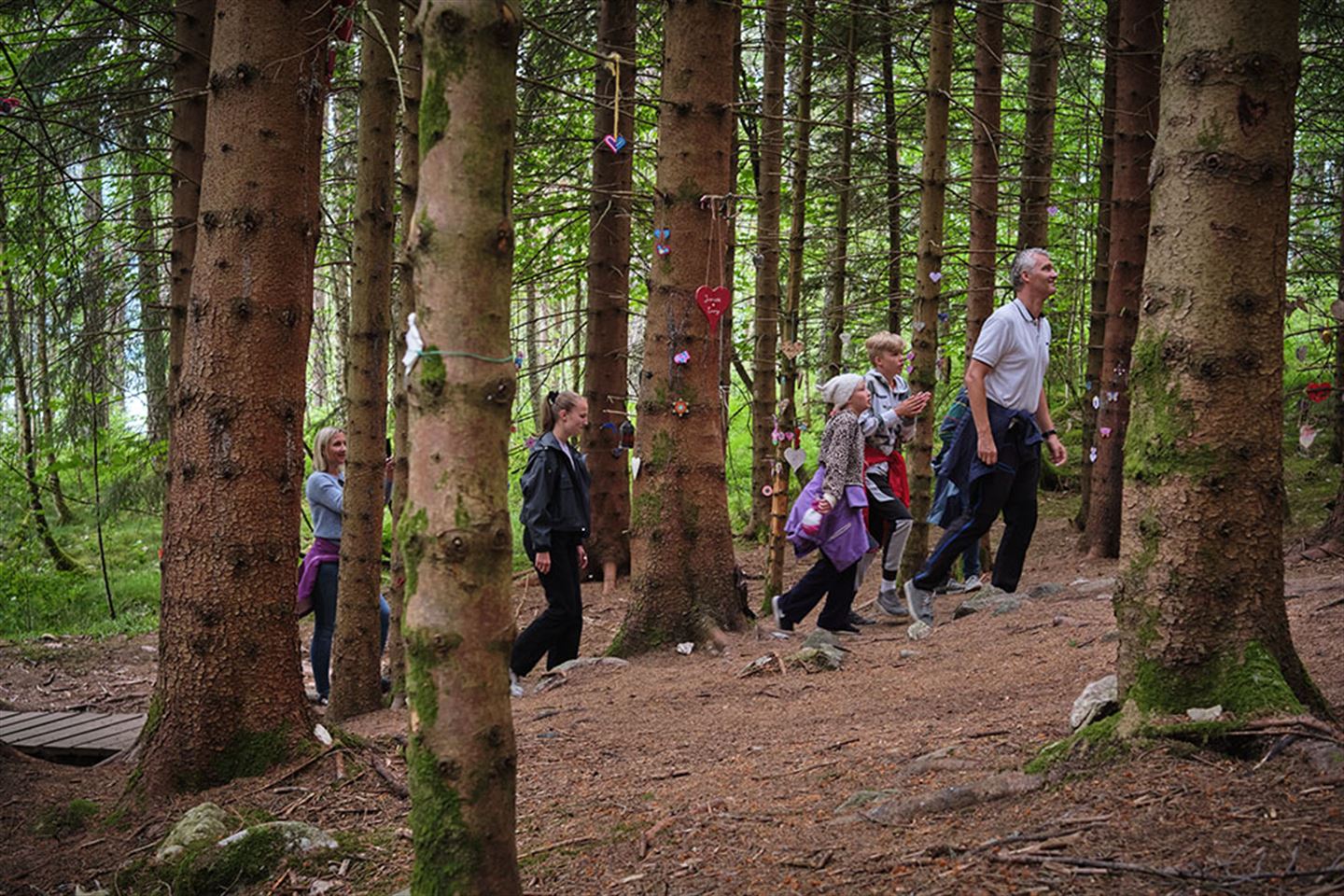 foto av barn og unge på tur i ein skog