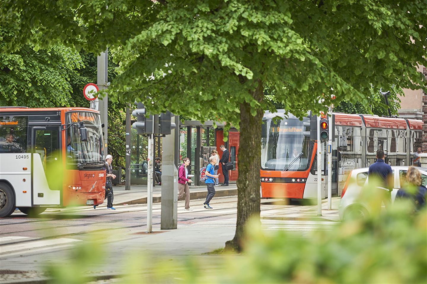 illustrasjonsfoto av buss og bybane i Bergen sentrum