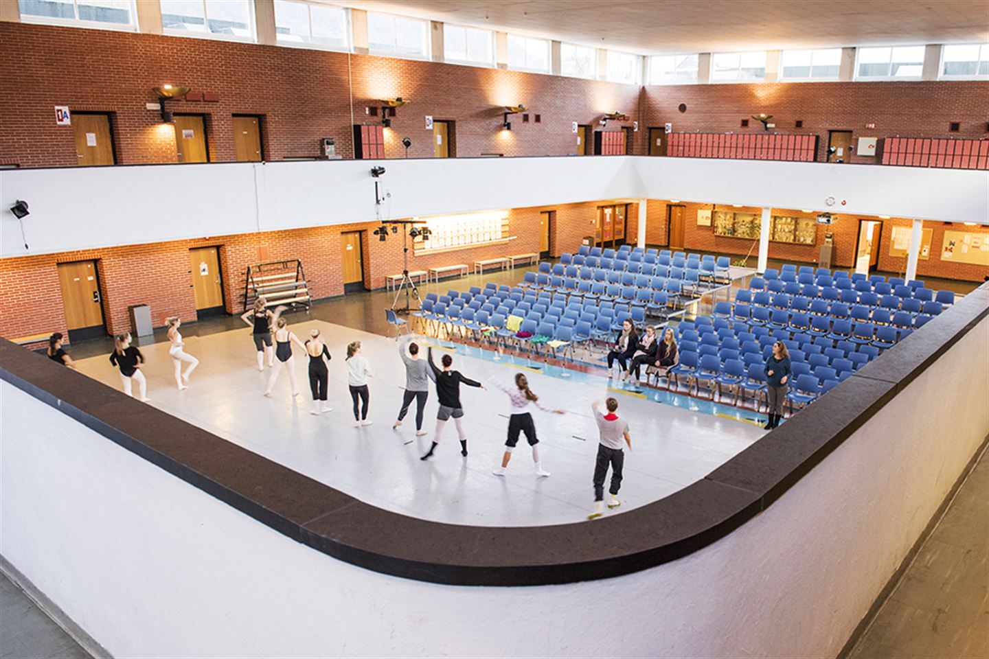 foto av elevar som har danseøving i ein sal på Langhaugen vgs. i Bergen