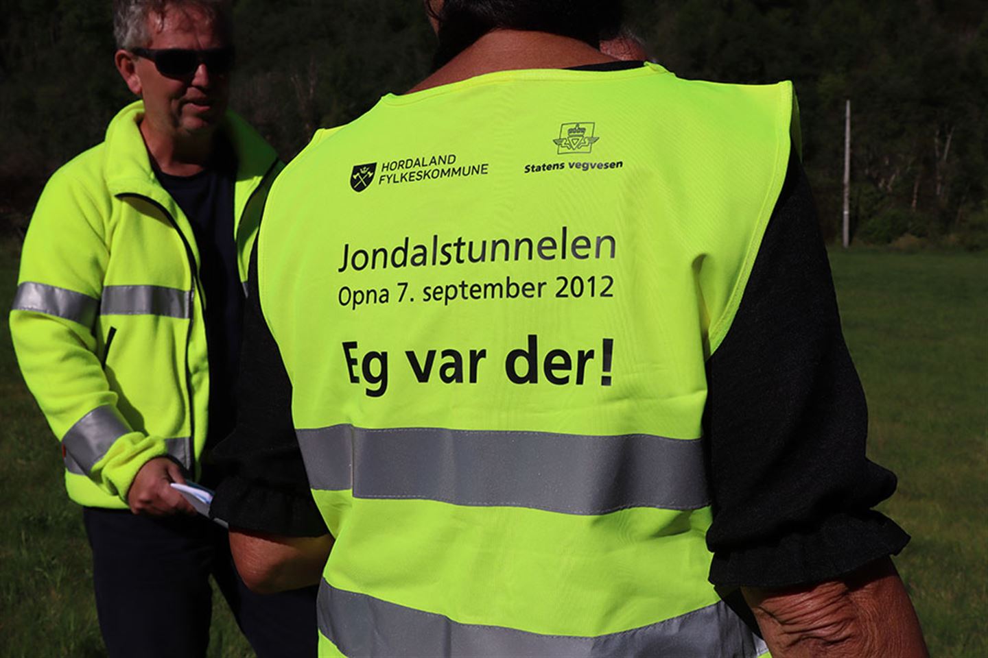 foto av reflekstvest med teksten Jondalstunnelen opna 7. september 2012. Eg var der!