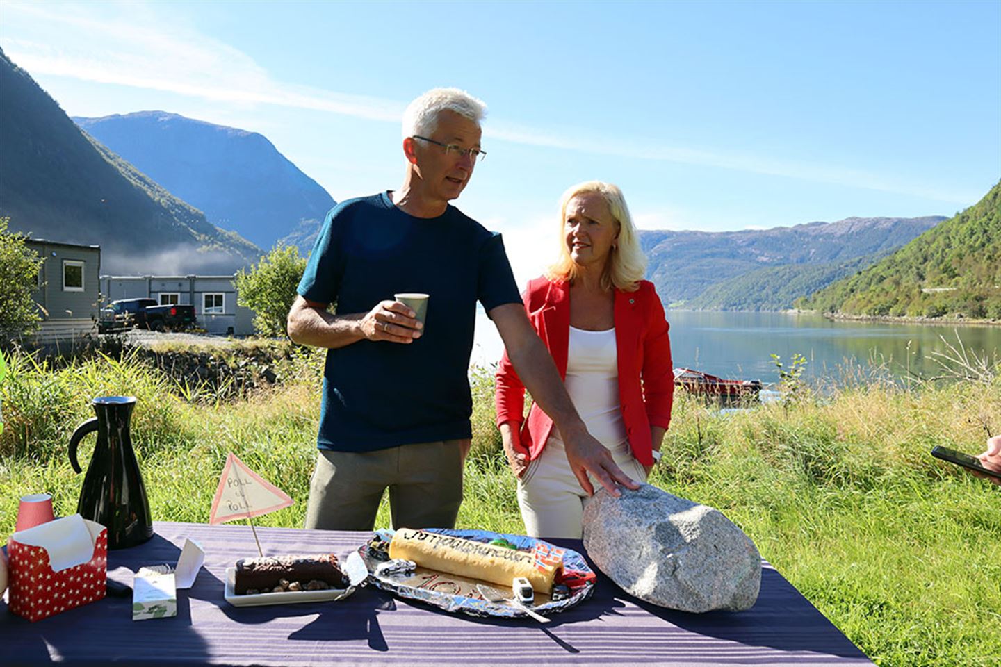 Samtale over ein ute-kaffikopp. Foto.