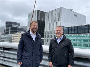 Olav Pedersen og Jostein Fjærestad står foran det nye fylkeshuset.