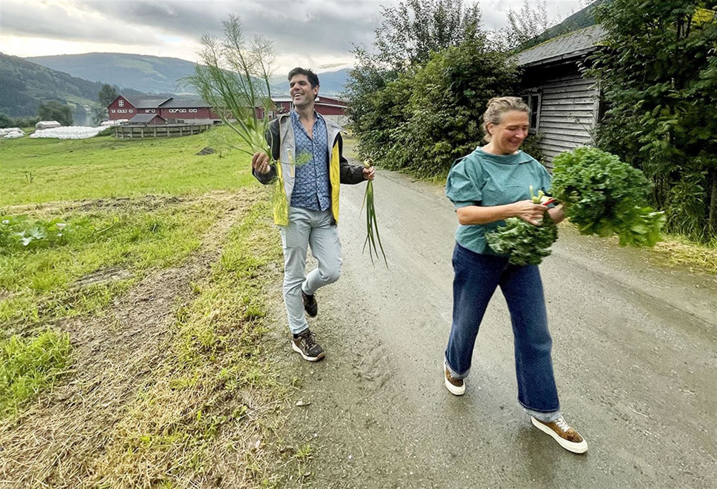 foto av to personar som har hausta grønsaker