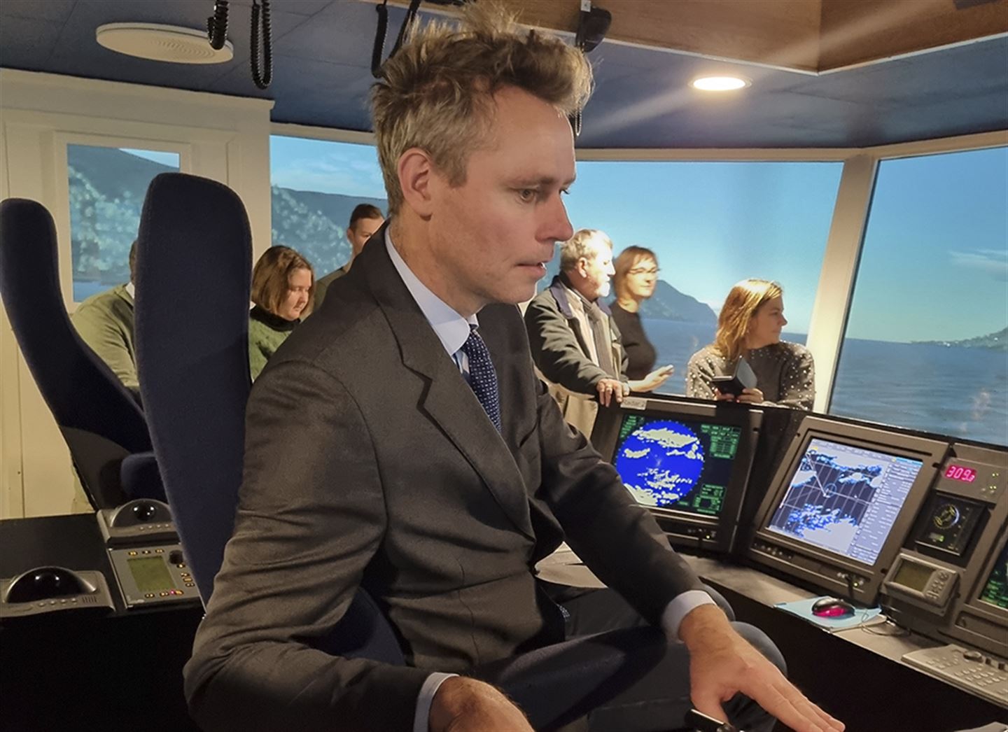 Forskings- og høgare utdanningsminister Ola Borten Moe får teste skipssimulator ved Fagskulen i Måløy.
