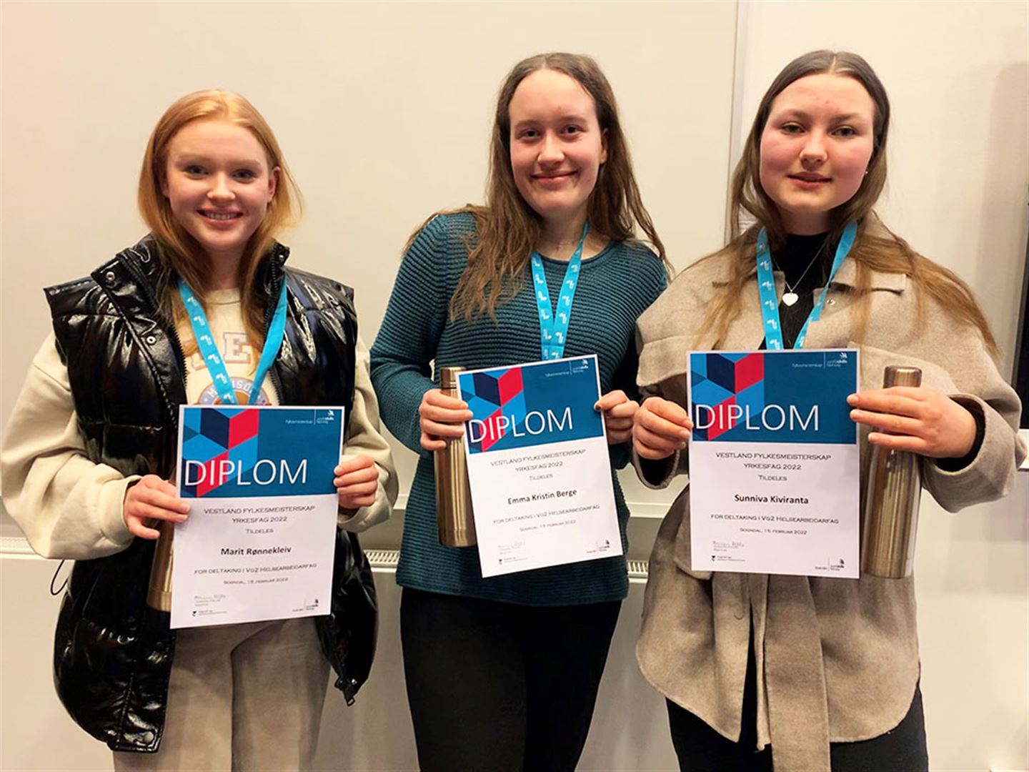 foto av tre jenter som vann fylkesmeisterskapen i helsearbeidarfaget i 2022