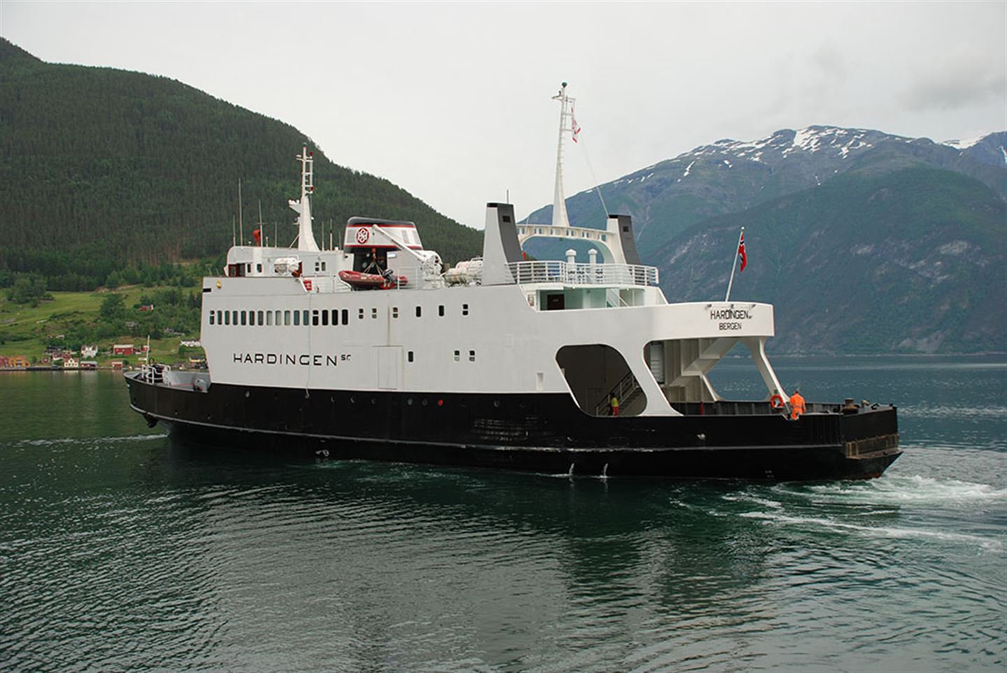 Foto av veteranbåten MF Hardingen sr.