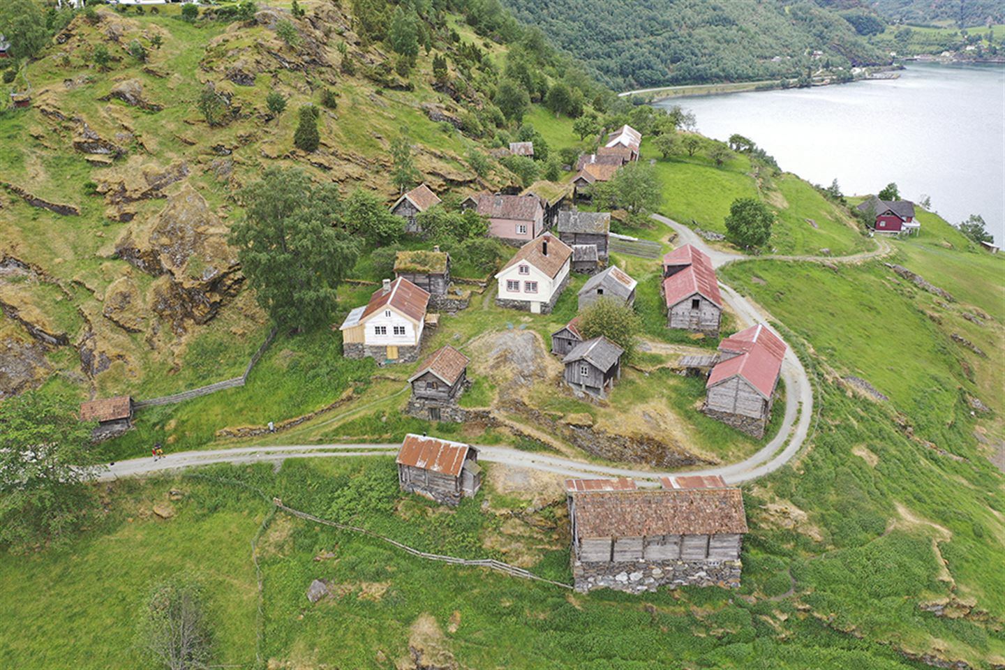 Dronebilde av klyngjetunet Otternes i Aurland.