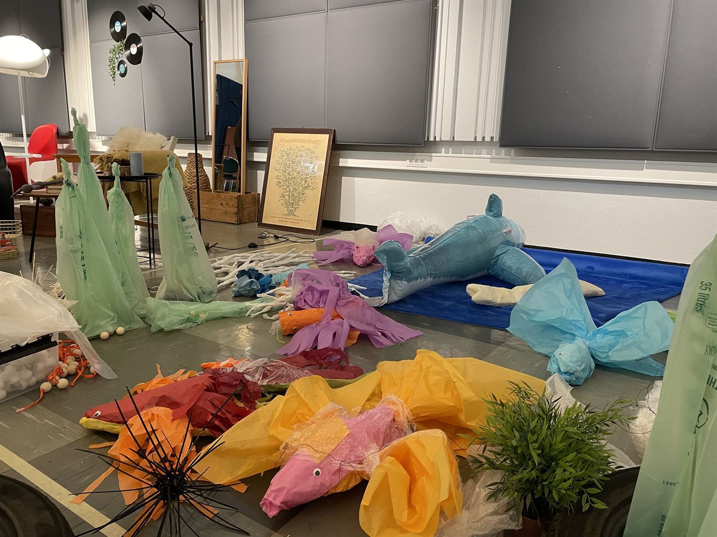 Utstilling av plast. Kunstutstilling laga av elevane som illustrerer at det er mykje plast som havner i havet.