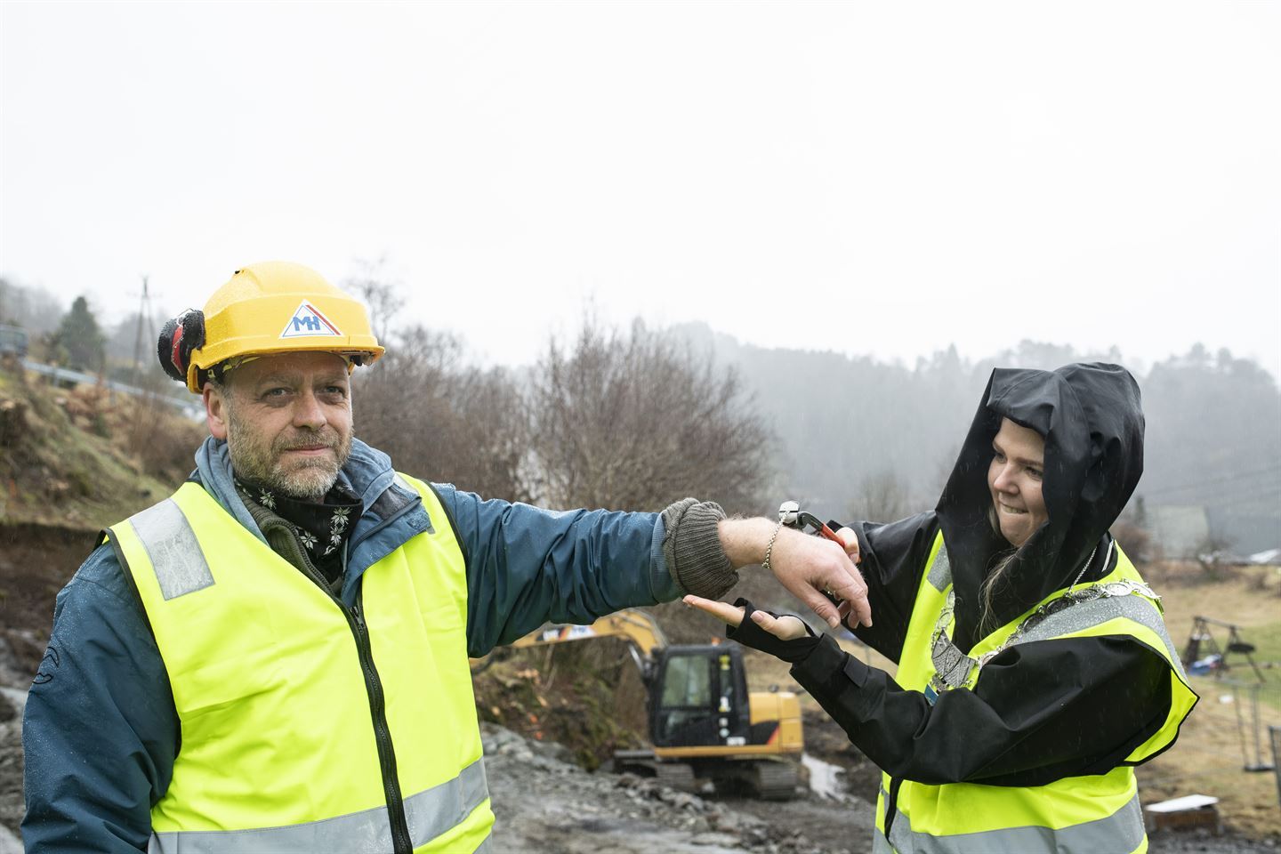 dane klipper av arbånd av mann med avbitertang.