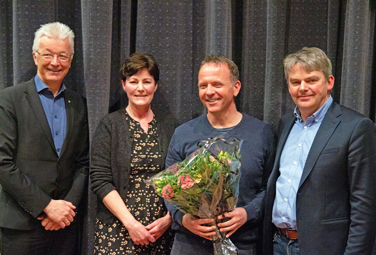 Oppstilt bilete av ordførar, prisvinnarar og rektor. Foto.