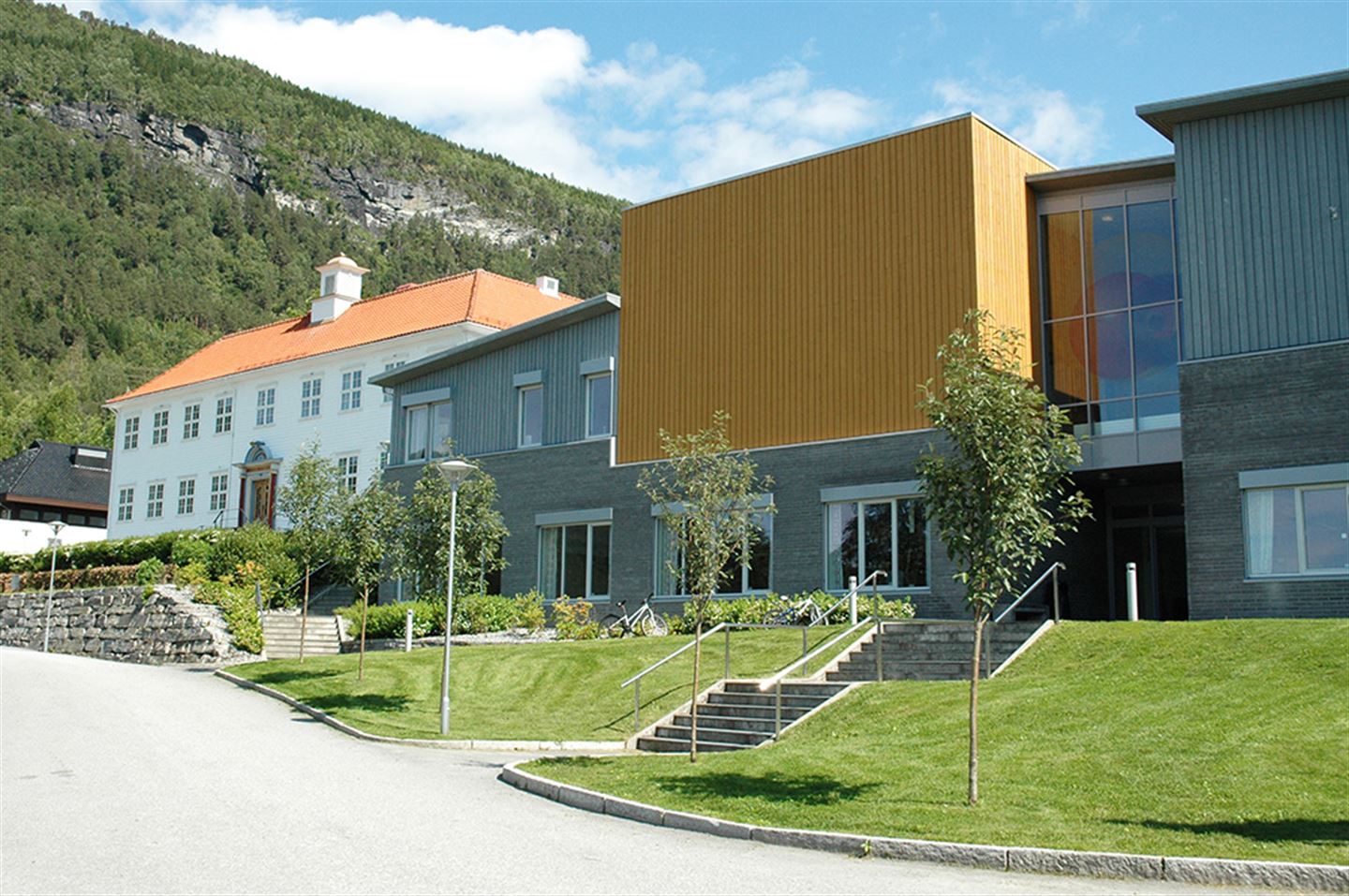 foto av Firda vidaregåande skule og Trivselshagen på Sandane