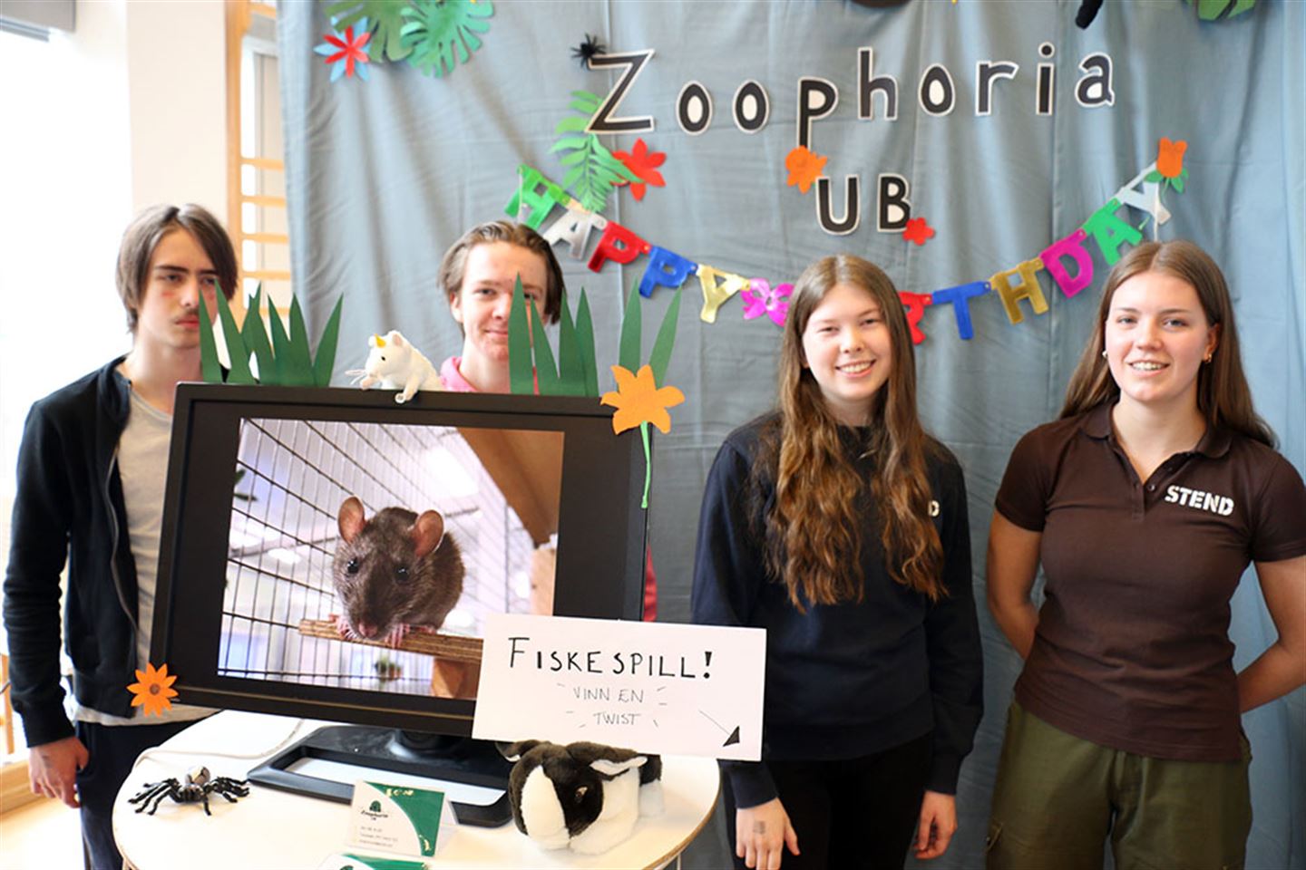 Oppstilt bilete av ungdommar frå Stend vidaregåande skule. Foto.