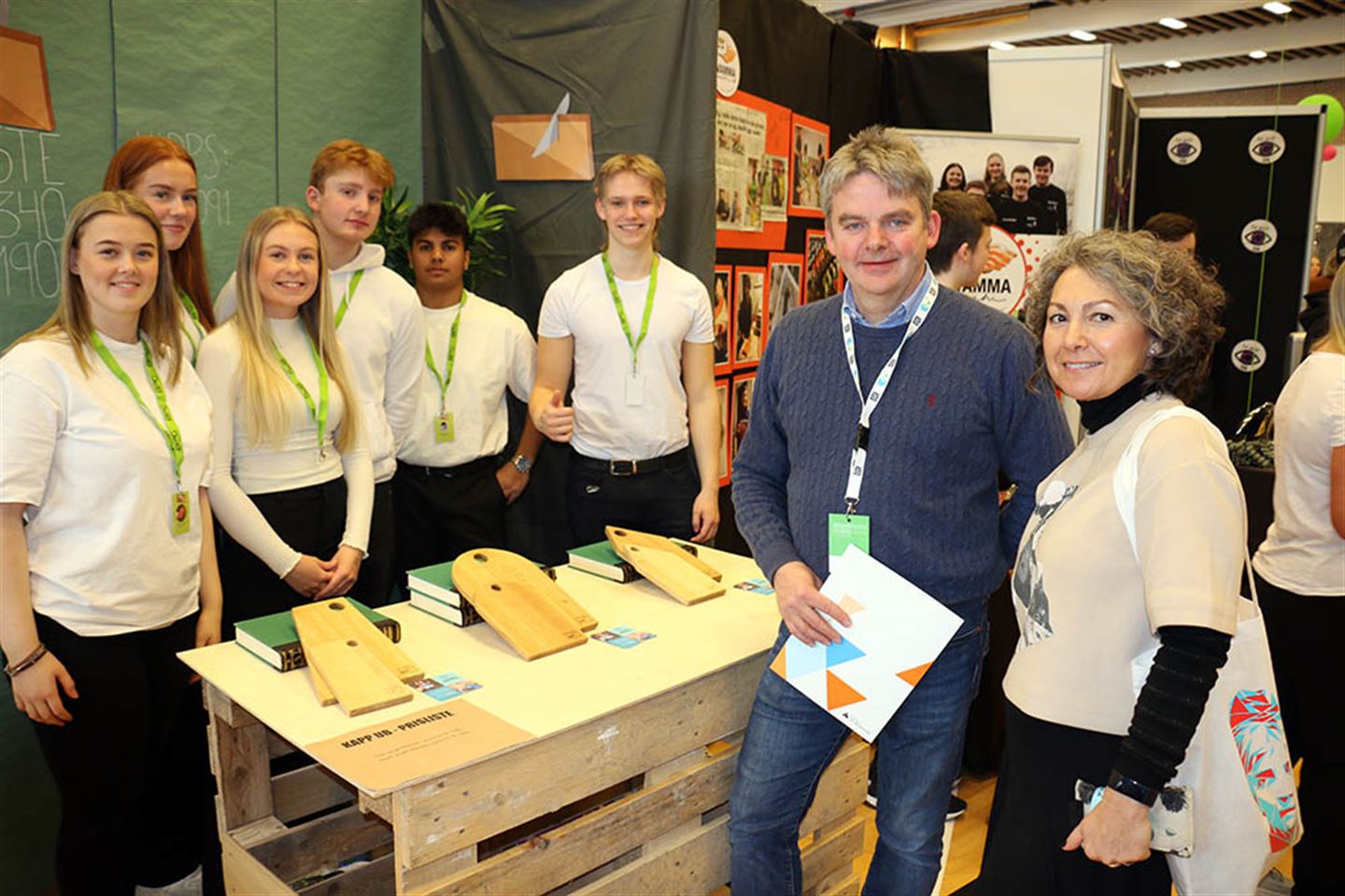 – Elevane lærer å starte og drive ei bedrift og tek kunnskapen om dette med seg vidare i livet, seier avdelingsdirektør for opplæring og kompetanse, Bjørn Lyngedal, her med assisterande rektor på Amalie Skram videregående skole, Maria Olsen og elevane i  Kapp UB ved Bergen private gymnas. Foto: Bjarte Brask Eriksen/Vestland fylkeskommune