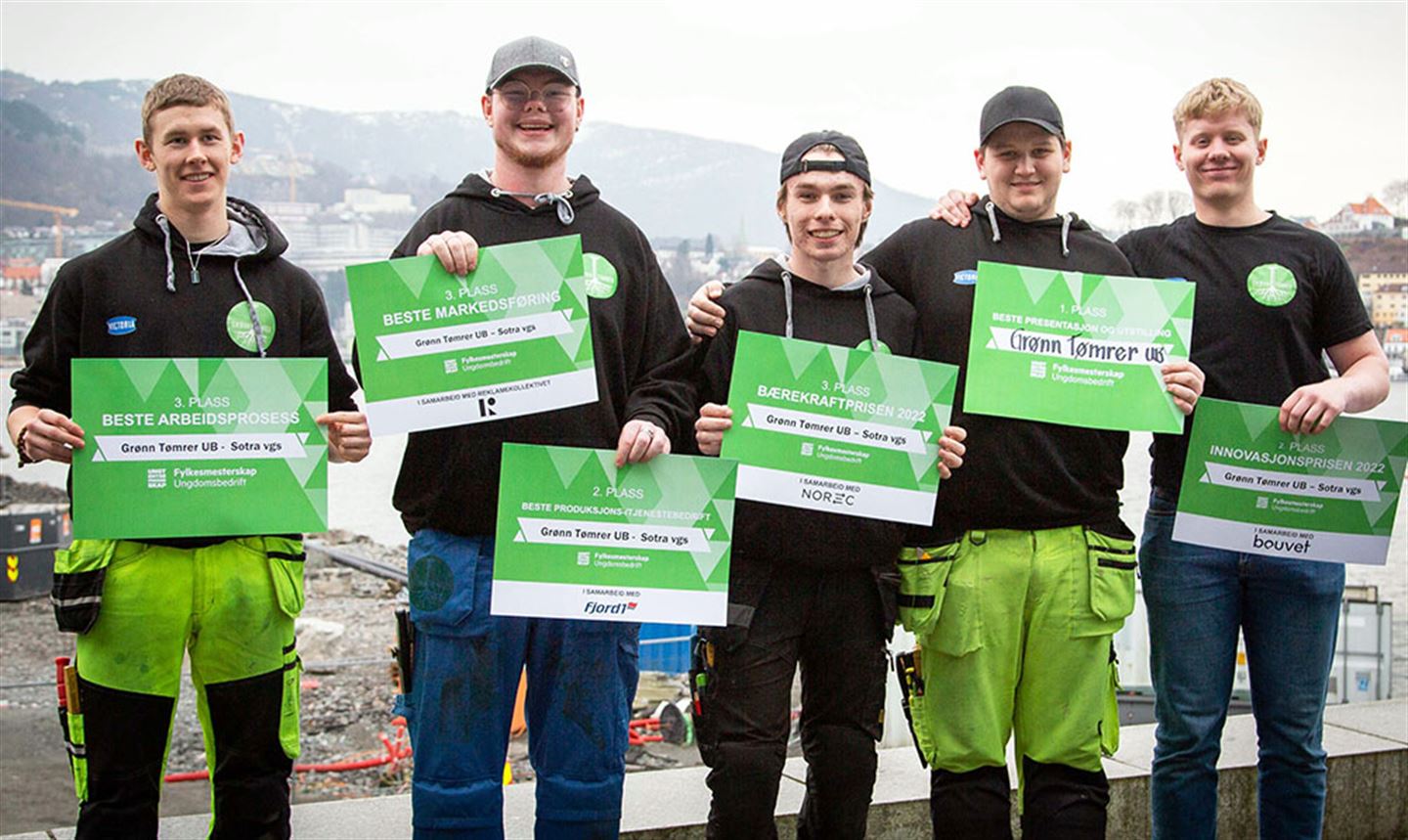 Ungdom viser fram diplom. Foto.