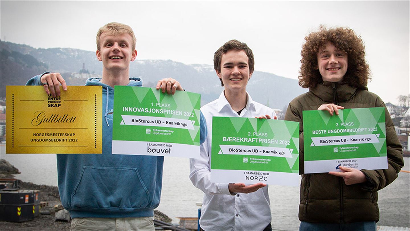 Elevar ved stand for ungdomsbedrift
