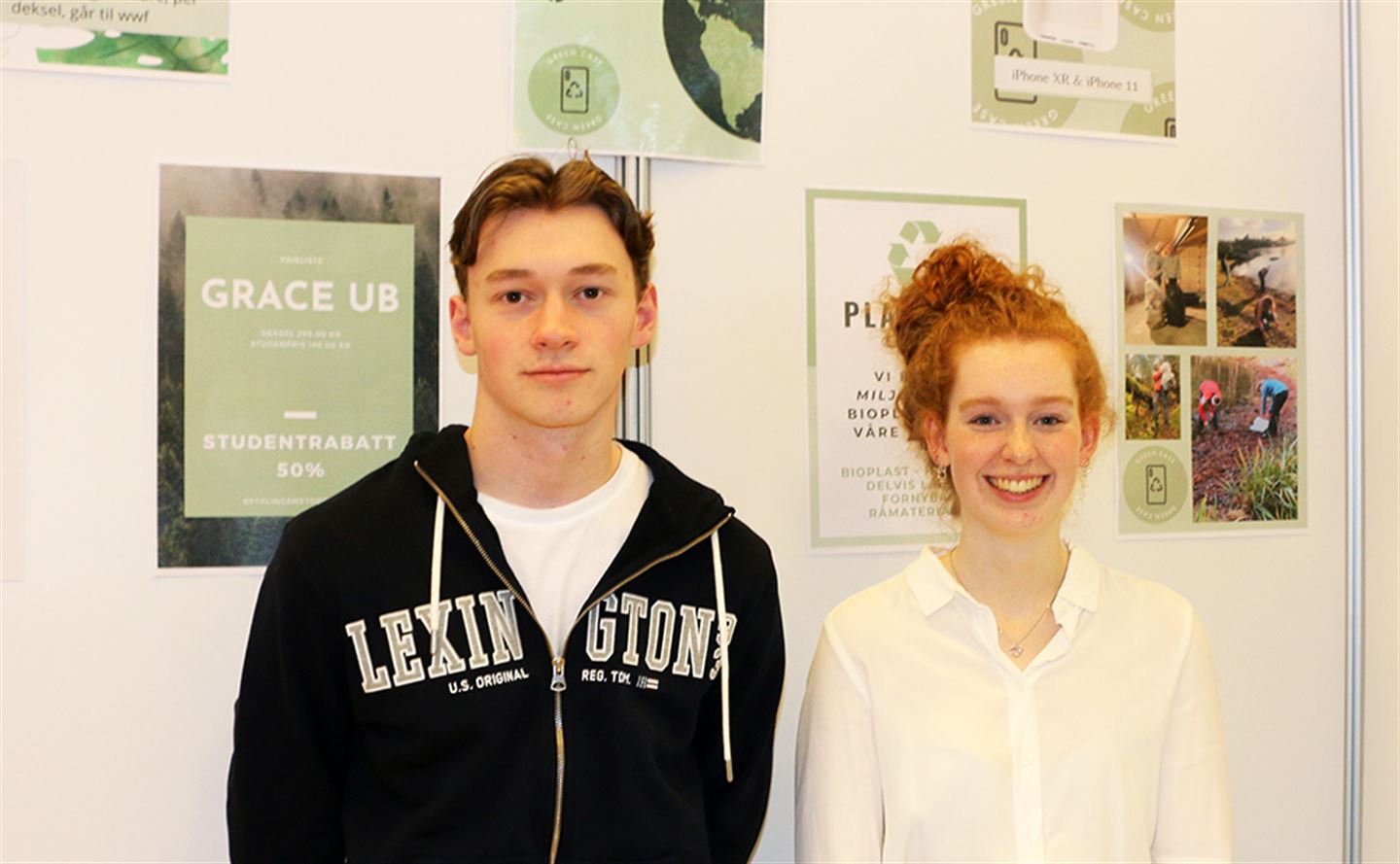 Elevar ved stand for ungdomsbedrift
