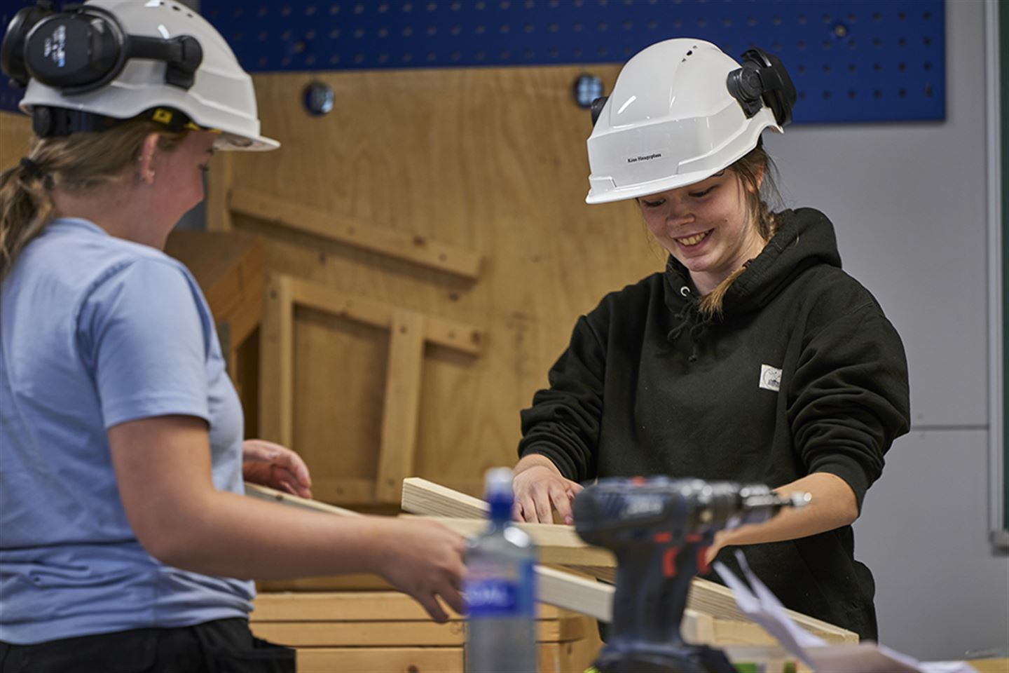 foto av to jenter i tømrarverkstad på vidaregåande skule