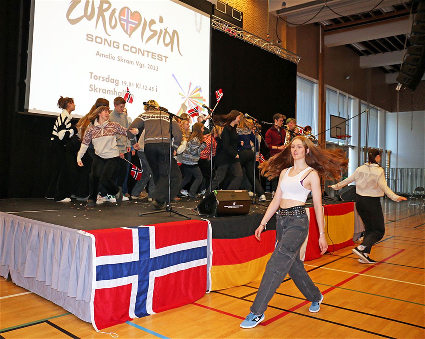Elervar dansar og syng