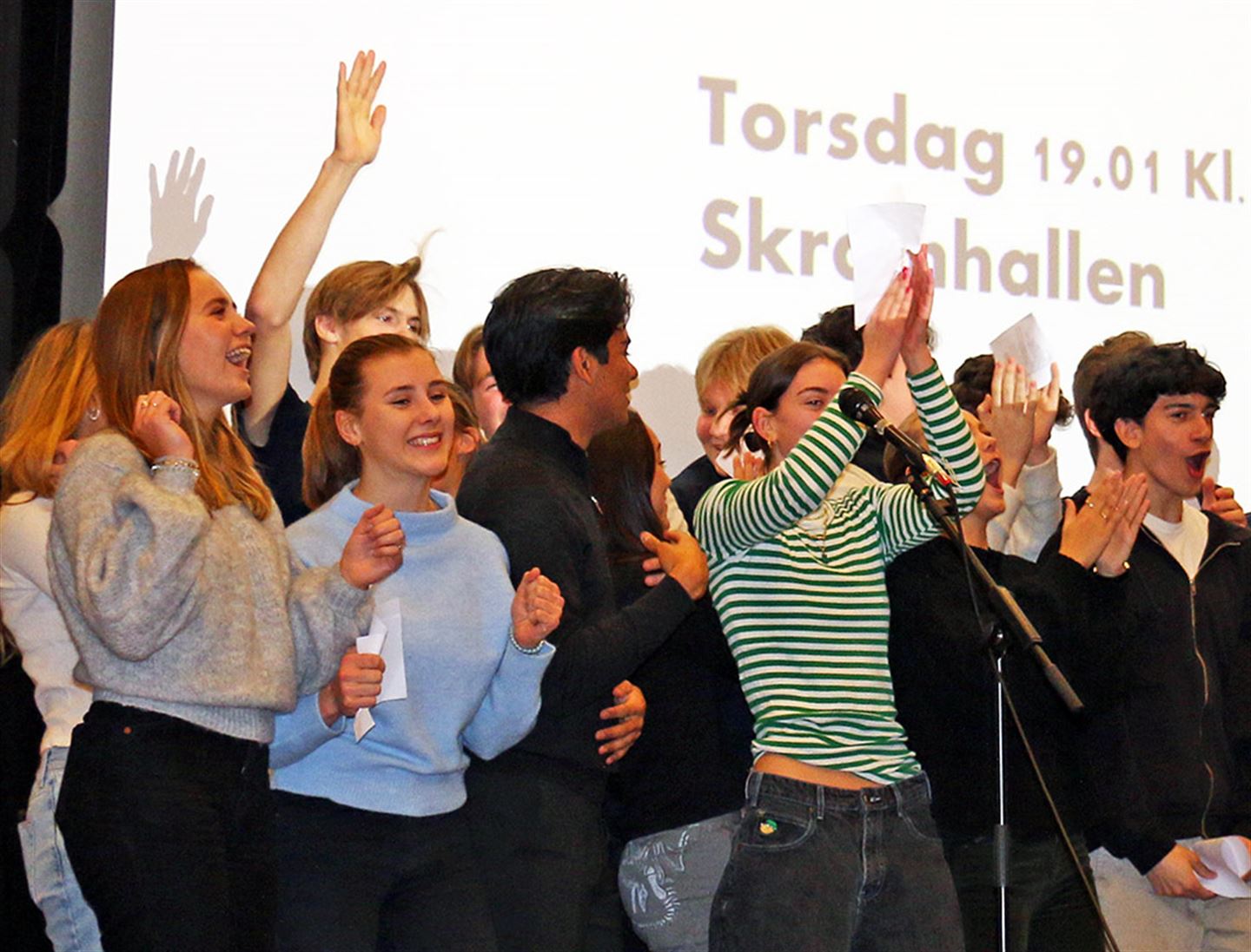 Elevar dansar og syng
