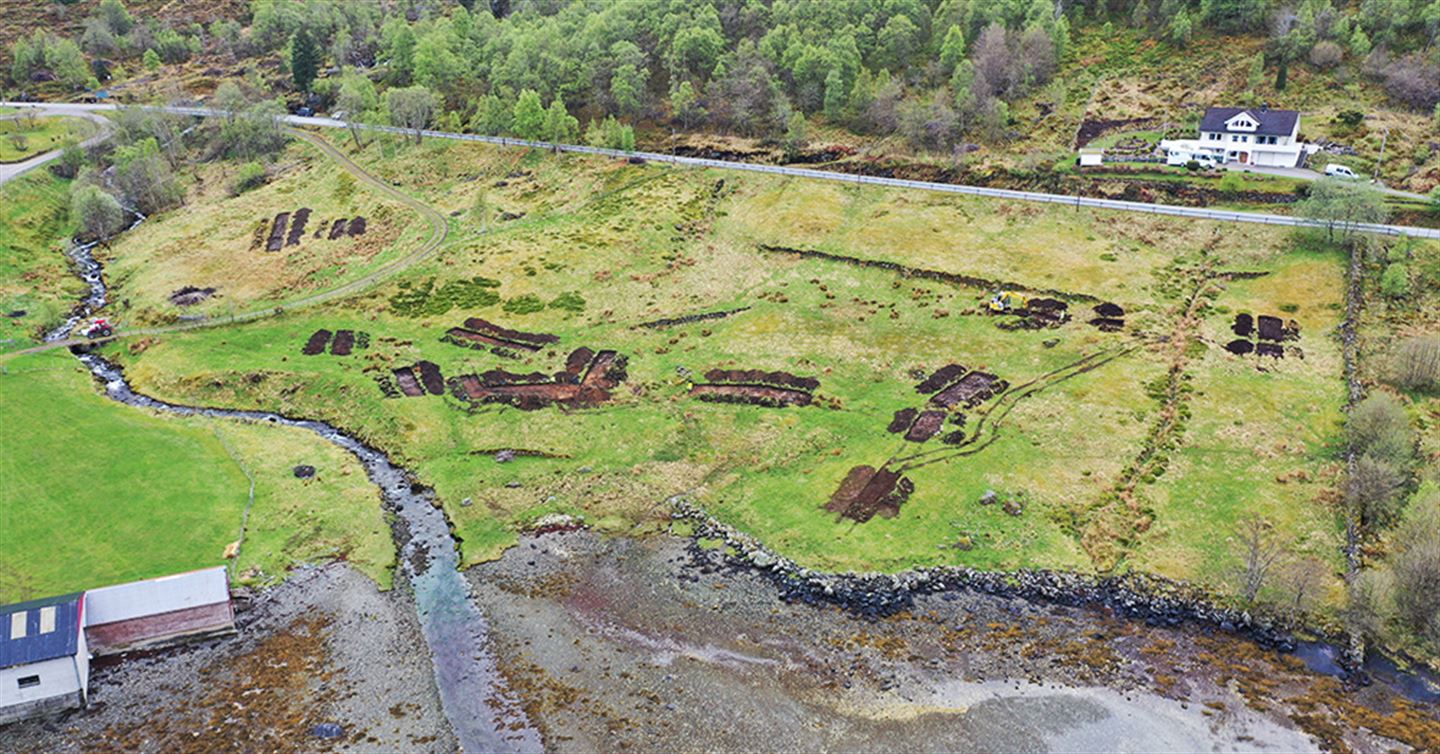 dronefoto av område der det er gjort arkeologiske registreringar