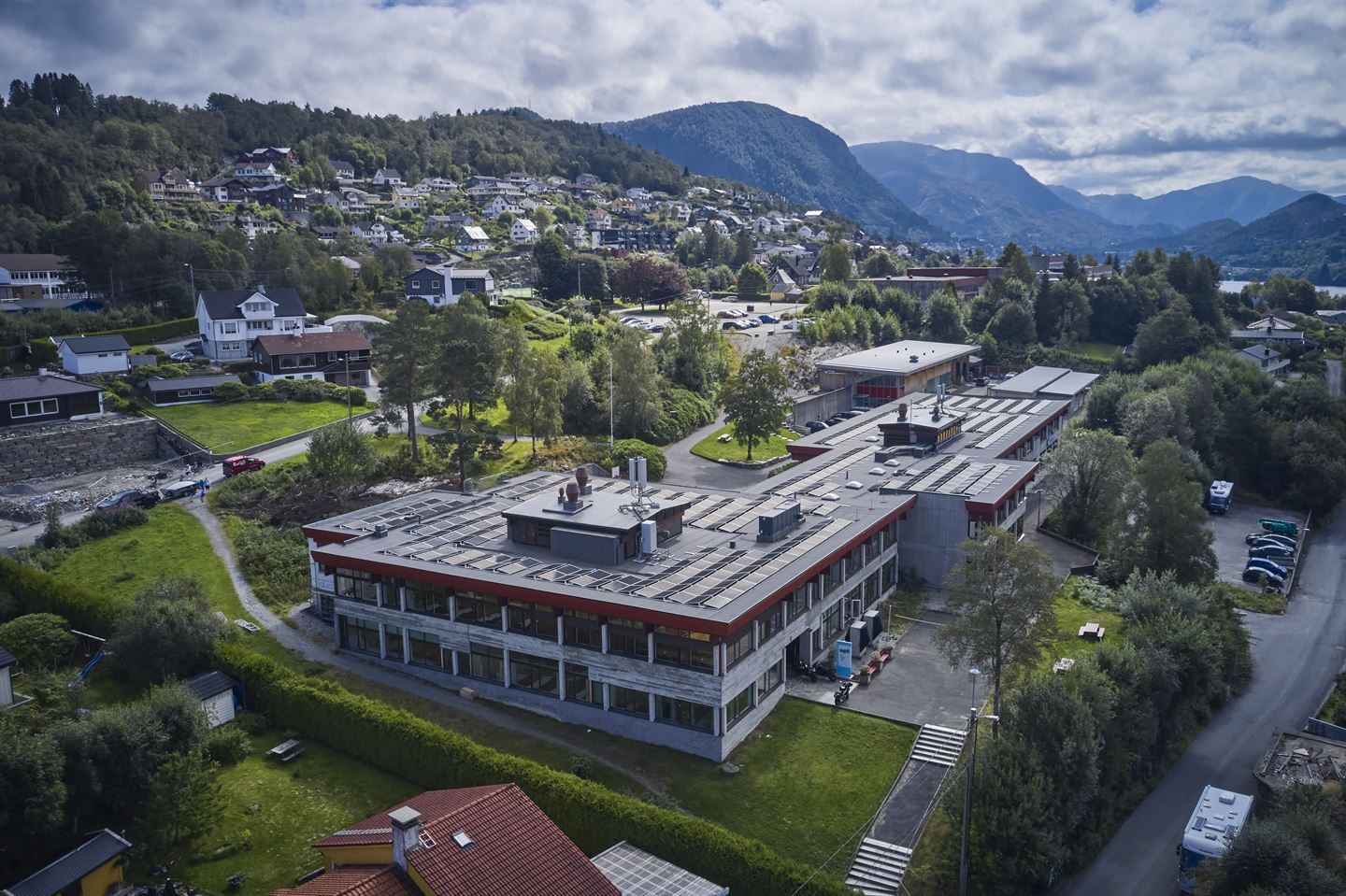 Dronefoto av Arna vidaregåande skule.