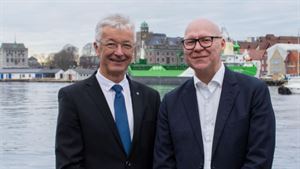 Fylkesordførar og byrådsleiar i Bergen i dress framfor Bryggen og Vågen i Bergen.