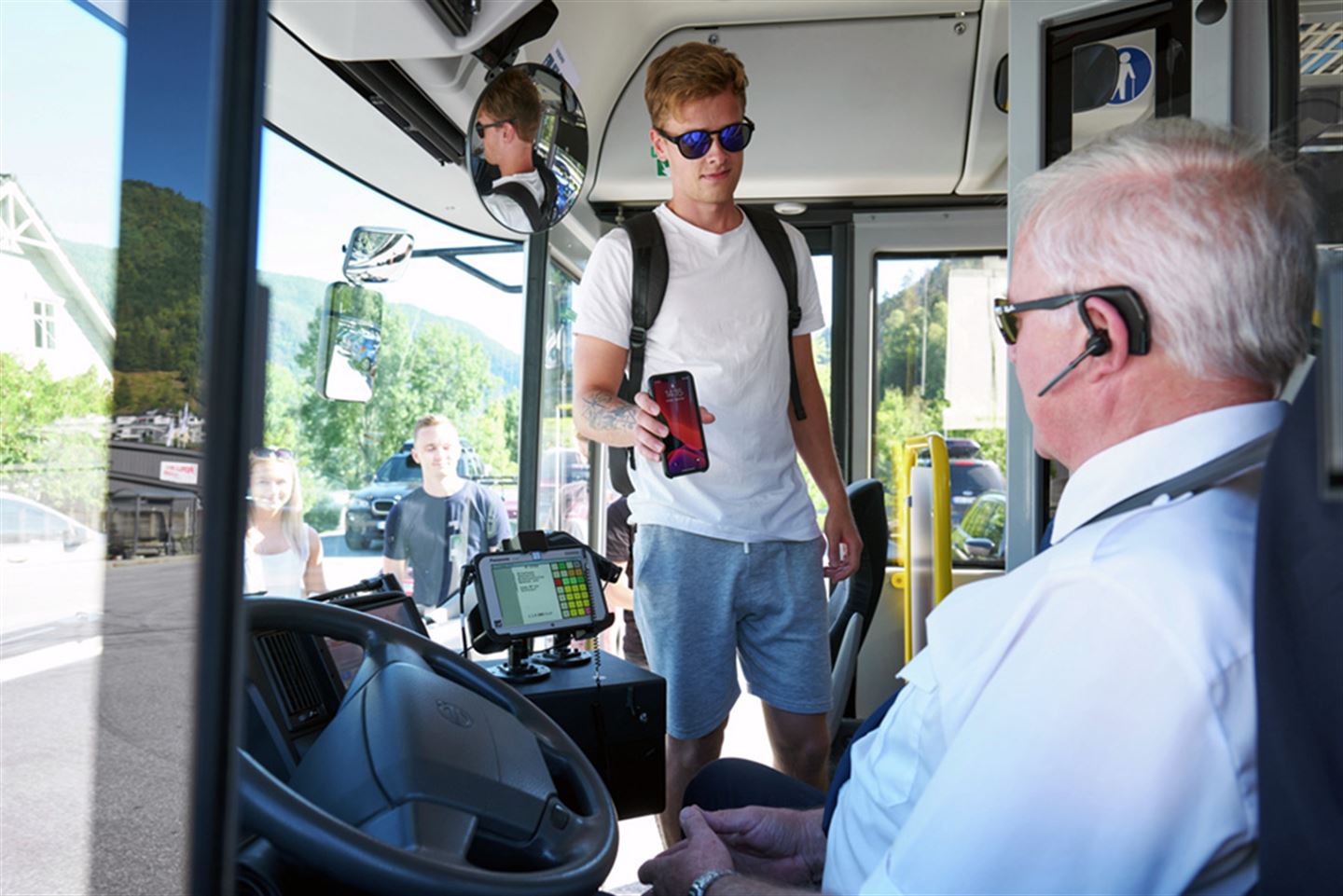 Buss med bussjåfør og passasjer.