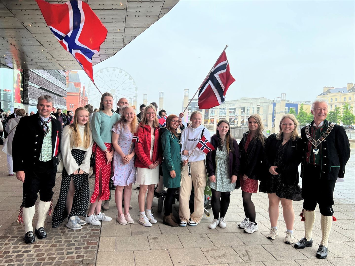 Mange personar oppstilt.