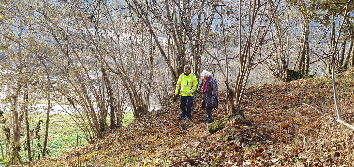 Mann og kvinne ute og går i ein skog.