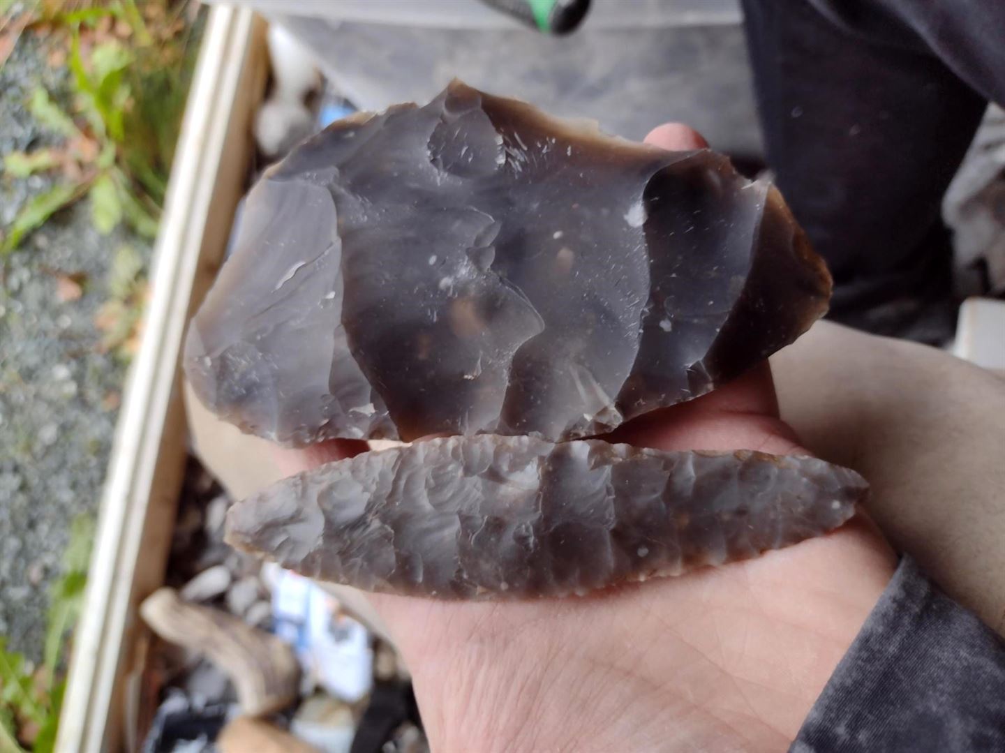 Eit flintemne og ein flintdolk.