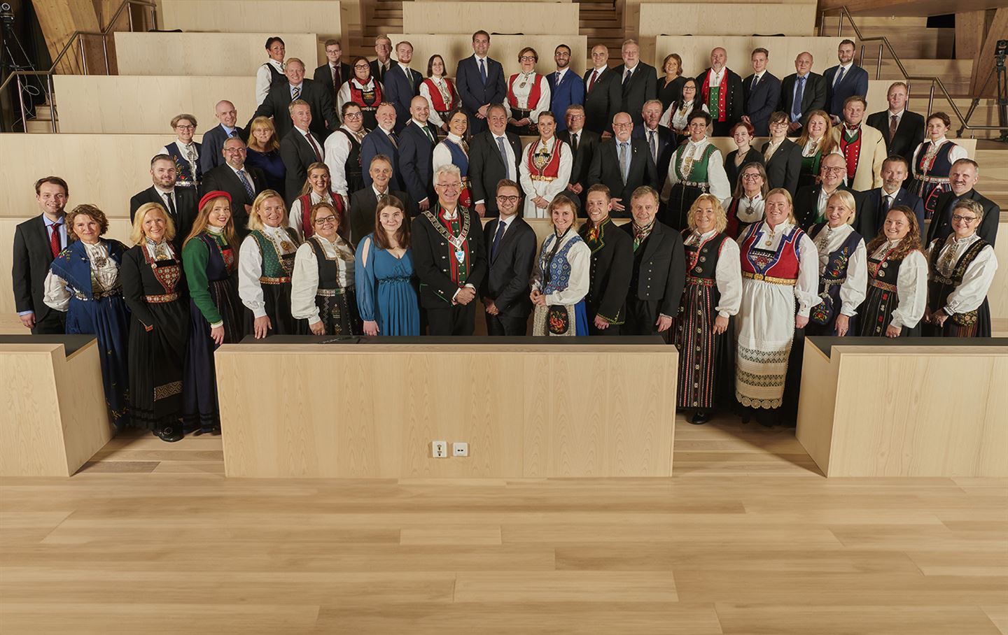 Fylkestinget festkledde og samla i Vestlandssalen.