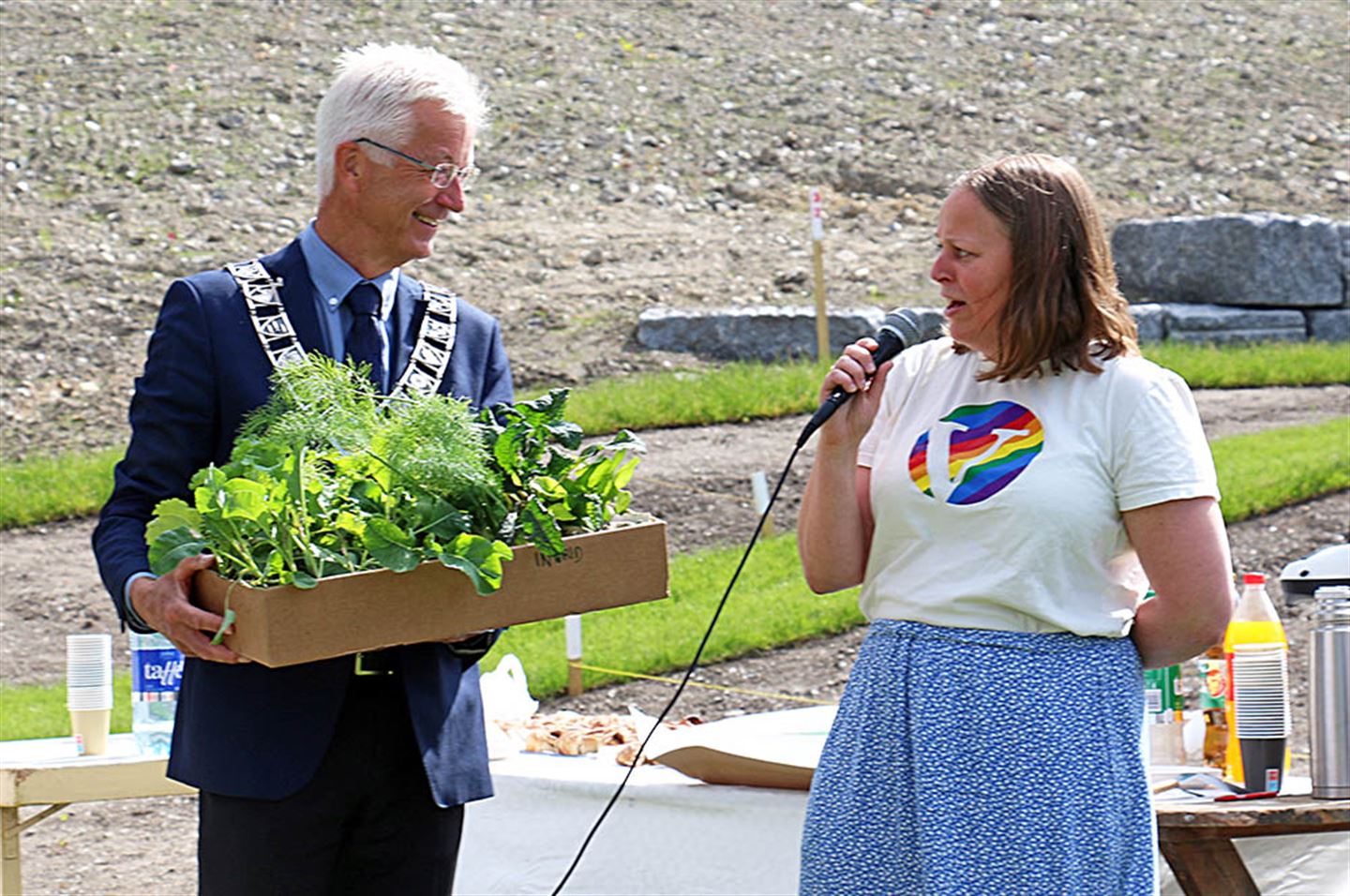 To personar med planter i kasse.
